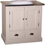 Landelijk badkamermeubel met twee lades en twee deuren. Gemaakt van massief eiken hout in de kleur beige, zand met zinken blad. Het meubel kan op verschillende manieren geverfd worden in verschillende kleuren en kan op maat gemaakt worden. Villa Laura