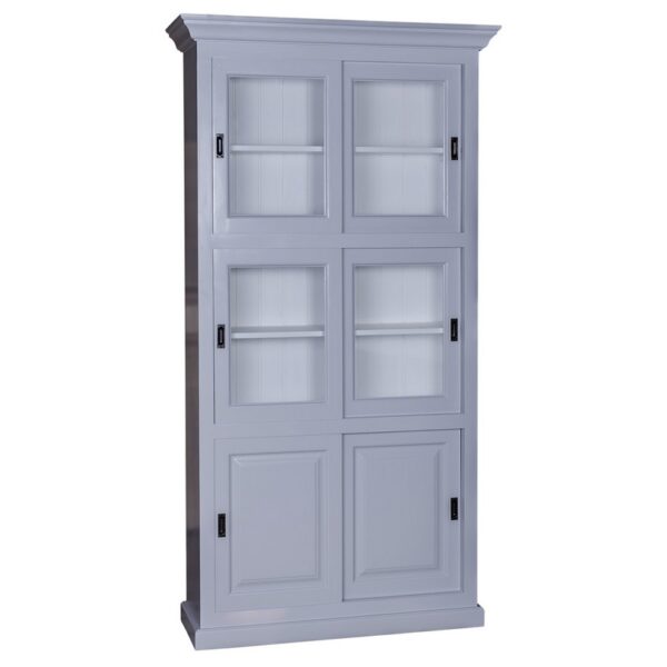 Landelijke smalle buffetkast met meerdere lagen. Alle lagen hebben twee schuifdeuren en planken daarachter. Gemaakt van massief eiken hout in de kleur lichtgrijs met een witte binnenkant. Het meubel kan op verschillende manieren geverfd worden in verschillende kleuren en kan op maat gemaakt worden. Villa Laura