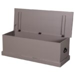 een groot landelijke, klassieke houten opbergkist. het is langwerpig van model. je kan de kist openen met de klep. Gemaakt van massief hout in de kleur antraciet. Het kan op maat gemaakt worden.