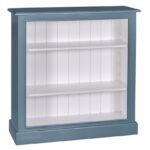 Landelijk bureaukastje met drie verstelbare open vakken. Gemaakt van massief eiken hout in de kleur wit met blauw. Het meubel kan op verschillende manieren geverfd worden in verschillende kleuren en kan op maat gemaakt worden. Villa Laura