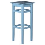 Houten vierkante barkruk met aan alle kanten steun voor je voeten. Gemaakt van massief eiken hout in de kleur blauw. De barkruk kan op verschillende manieren geverfd worden in verschillende kleuren en kan op maat gemaakt worden. Villa Laura