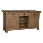Landelijke bar/toonbank/balie met deuren, lades en open vakken voor opbergruimte. Gemaakt van massief eiken hout in de kleur naturel. Het meubel kan op verschillende manieren geverfd worden in verschillende kleuren en kan op maat gemaakt worden. Villa Laura