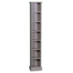 Landelijke cd/dvd kast met 7 vakken boven elkaar voor genoeg ruimte voor cd's of dvd's. Gemaakt van massief hout eiken in de kleur taupe. De kast kan op verschillende manieren geverfd worden in verschillende kleuren en kan op maat gemaakt worden. Villa Laura