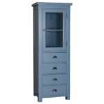 Landelijk smalle buffetkast met vier lades en een deur met glas. Gemaakt van massief eiken hout in de kleur blauw. Het meubel kan op verschillende manieren geverfd worden in verschillende kleuren en kan op maat gemaakt worden. Villa Laura
