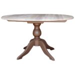 Landelijke uitschuifbare ronde eettafel met een klassiek onderstel. Eettafel gemaakt van eikenhout. Onderstel in de kleur bruin en het tafelblad in de kleur white wash. Villa Laura