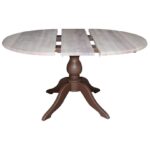 Landelijke uitschuifbare ronde eettafel met een klassiek onderstel. Eettafel gemaakt van eikenhout. Onderstel in de kleur bruin en het tafelblad in de kleur white wash. Villa Laura