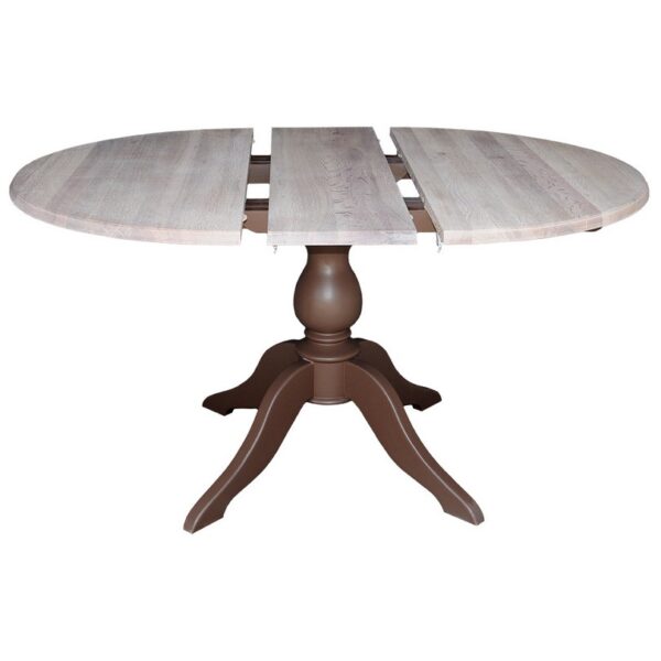 Landelijke uitschuifbare ronde eettafel met een klassiek onderstel. Eettafel gemaakt van eikenhout. Onderstel in de kleur bruin en het tafelblad in de kleur white wash. Villa Laura