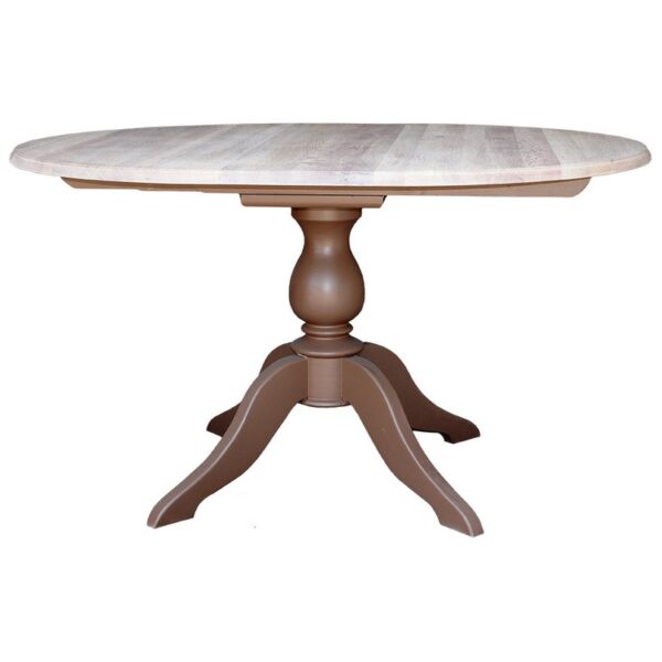Landelijke uitschuifbare ronde eettafel met een klassiek onderstel. Eettafel gemaakt van eikenhout. Onderstel in de kleur bruin en het tafelblad in de kleur white wash. Villa Laura