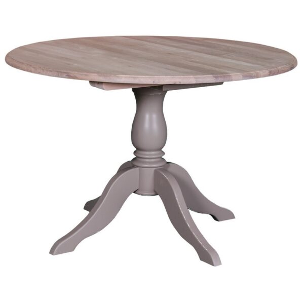 Landelijke uitschuifbare ronde eettafel met een klassiek onderstel. Eettafel gemaakt van eikenhout. Onderstel in de kleur taupe en het tafelblad in de kleur olie - licht eiken. Villa Laura