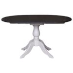 Landelijke uitschuifbare ronde eettafel met een klassiek onderstel. Eettafel gemaakt van eikenhout. Onderstel in de kleur gebroken wit en het tafelblad in de kleur zwart. Villa Laura