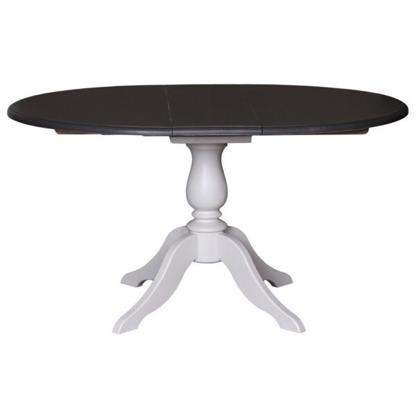 Landelijke uitschuifbare ronde eettafel met een klassiek onderstel. Eettafel gemaakt van eikenhout. Onderstel in de kleur gebroken wit en het tafelblad in de kleur zwart. Villa Laura
