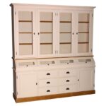 landelijk klassiek buffetkast (apothekerskast) met deuren, lades en glazen kleppen voor veel opbergruimte. Gemaakt van massief hout eiken in de kleur licht zalm roze. Het kan op maat gemaakt worden. Villa Laura