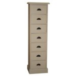 Landelijke hoge ladekast met komgreep voor opbergruimte. Gemaakt van massief eiken hout in de kleur beige. Het meubel kan op verschillende manieren geverfd worden in verschillende kleuren en kan op maat gemaakt worden. Villa Laura