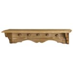Landelijke wandplank met 5 haken/knoppen voor jassen. Bovenop de wandplank is er genoeg ruimte voor spullen en daaronder zitten tegen een verticale plank 5 haken/knoppen. Gemaakt van massief eiken hout in de kleur bruin eiken. De wandplank kan op verschillende manieren geverfd worden in verschillende kleuren en kan op maat gemaakt worden. Villa Laura