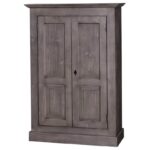 Landelijk klassiek 2-deurs opbergkast. de opbergkast heeft een roede met daarboven een legplank. Gemaakt van massief hout eiken in de kleur wax finish grijs. De kast kan op verschillende manieren geverfd worden in verschillende kleuren en kan op maat gemaakt worden. Villa Laura