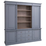 Landelijk klassieke bibliotheekkast met lades en deuren. de planken in de kast zijn verstelbaar. Gemaakt van massief hout eiken in de kleur grijsblauw en binnenkant warm bruin eiken. Het kan op maat gemaakt worden. Villa Laura
