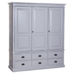 een groot landelijk klassiek 3-deurs kledingkast met lades. de indeling is een gedeelte hang en legplanken die verstelbaar zijn. Gemaakt van massief hout eiken in de kleur ijsgrijs. Het kan op maat gemaakt worden. Villa Laura