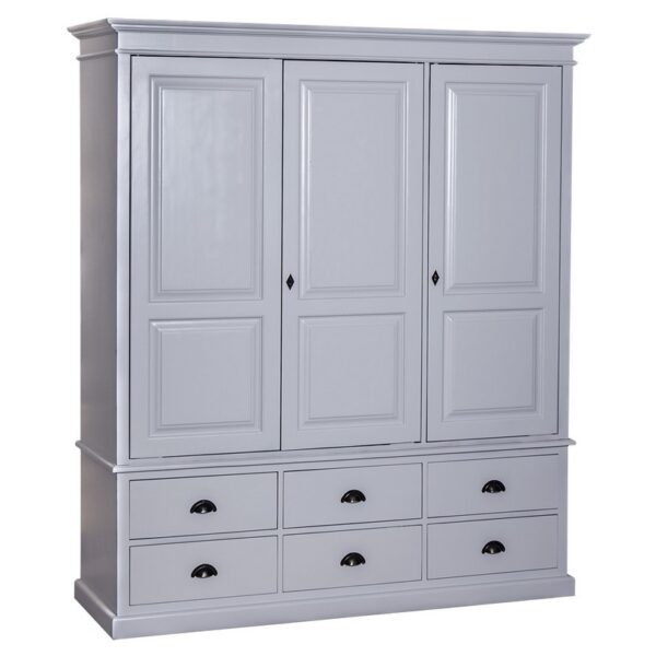 een groot landelijk klassiek 3-deurs kledingkast met lades. de indeling is een gedeelte hang en legplanken die verstelbaar zijn. Gemaakt van massief hout eiken in de kleur ijsgrijs. Het kan op maat gemaakt worden. Villa Laura
