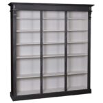 Landelijke schappenkast/boekenkast met zes grote open vakken. Gemaakt van massief eiken hout in de kleur zwart met wit. Het meubel kan op verschillende manieren geverfd worden in verschillende kleuren en kan op maat gemaakt worden. Villa Laura
