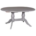 Landelijke uitschuifbare ovale eettafel met klassiek onderstel. Gemaakt van massief eiken hout met onderstel in de kleur grijs. De eettafel kan op verschillende manieren geverfd worden in verschillende kleuren en kan op maat gemaakt worden. Villa Laura