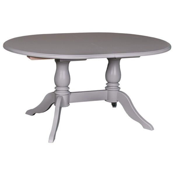 Landelijke uitschuifbare ovale eettafel met klassiek onderstel. Gemaakt van massief eiken hout met onderstel in de kleur grijs. De eettafel kan op verschillende manieren geverfd worden in verschillende kleuren en kan op maat gemaakt worden. Villa Laura