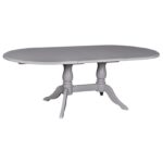 Landelijke uitschuifbare ovale eettafel met klassiek onderstel. Gemaakt van massief eiken hout met onderstel in de kleur grijs. De eettafel kan op verschillende manieren geverfd worden in verschillende kleuren en kan op maat gemaakt worden. Villa Laura