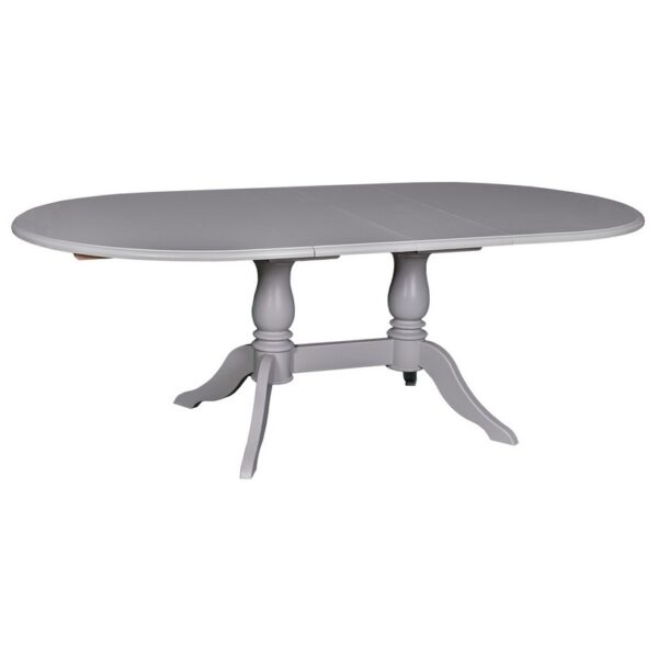 Landelijke uitschuifbare ovale eettafel met klassiek onderstel. Gemaakt van massief eiken hout met onderstel in de kleur grijs. De eettafel kan op verschillende manieren geverfd worden in verschillende kleuren en kan op maat gemaakt worden. Villa Laura