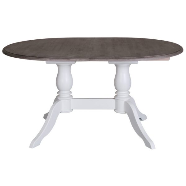 Landelijke uitschuifbare ovale eettafel met klassiek onderstel. Gemaakt van massief eiken hout in de kleur wit met een wat finish bruin blad. De eettafel kan op verschillende manieren geverfd worden in verschillende kleuren en kan op maat gemaakt worden. Villa Laura