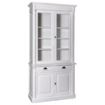 Landelijke buffetkast met deuren en lades voor opbergruimte. De buffetkast heeft onder 2 deuren en 2 lades erboven naast elkaar. Bovenaan de kast zitten twee lange deuren met glas met planken erachter. Gemaakt van massief eiken hout in de kleur wit. Het meubel kan op verschillende manieren geverfd worden in verschillende kleuren en kan op maat gemaakt worden. Villa Laura