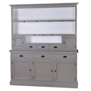 Landelijke buffetkast met deuren, lades en open vakken. Gemaakt van massief eiken hout in de kleur zand, beige, grijs met wit. Het meubel kan op verschillende manieren geverfd worden in verschillende kleuren en kan op maat gemaakt worden. Villa Laura