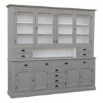 Landelijk, klassiek, extravagant hoge buffetkast met genoeg lades en planken achter 4 lange glazen deuren. Gemaakt van massief hout in de kleur grijs met een witte binnenkant. De buffetkast kan op verschillende manieren geverfd worden in verschillende kleuren en kan op maat gemaakt worden. Villa Laura