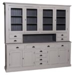 Landelijk, klassiek, extravagant hoge buffetkast met genoeg lades en planken achter 4 lange glazen deuren. Gemaakt van massief hout in de kleur zand, beige, grijs en antraciet. De buffetkast kan op verschillende manieren geverfd worden in verschillende kleuren en kan op maat gemaakt worden. Villa Laura