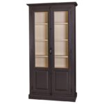 Landelijke buffetkast met dubbele deuren. Gemaakt van massief eiken hout in de kleur donker bruin met beige. Het meubel kan op verschillende manieren geverfd worden in verschillende kleuren en kan op maat gemaakt worden. Villa Laura