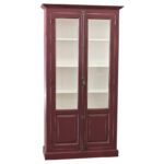 Landelijke buffetkast met dubbele deuren. Gemaakt van massief eiken hout in de kleur bordeaux rood vintagelook met wit. Het meubel kan op verschillende manieren geverfd worden in verschillende kleuren en kan op maat gemaakt worden. Villa Laura