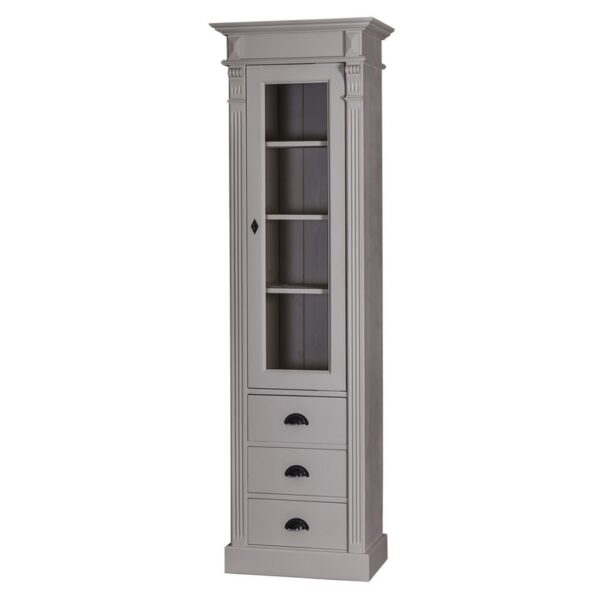 Landelijke vitrinekast met drie lades onder elkaar en een lange deur met glas met planken erachter. Gemaakt van massief eiken hout in de kleur beige grijs. Het meubel kan op verschillende manieren geverfd worden in verschillende kleuren en kan op maat gemaakt worden. Villa Laura