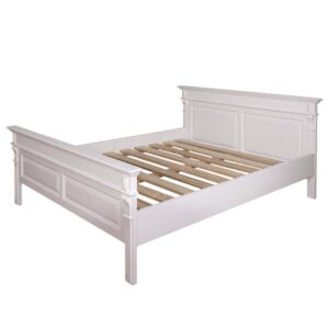 Landelijke, klassieke, extravagante houten tweepersoons bed. Gemaakt van massief hout eiken in de kleur wit. Het bed kan op verschillende manieren geverfd worden in verschillende kleuren en kan op maat gemaakt worden. Villa Laura