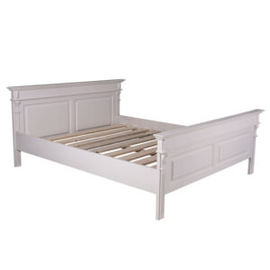 Landelijke, klassieke, extravagante houten tweepersoons bed. Gemaakt van massief hout eiken in de kleur tarwe. Het bed kan op verschillende manieren geverfd worden in verschillende kleuren en kan op maat gemaakt worden. Villa Laura