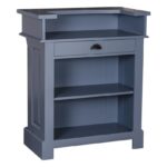 Landelijke bar met twee open vakken en een lade voor opbergruimte. Gemaakt van massief eiken hout in de kleur blauw met een donker ijzer blad . Het meubel kan op verschillende manieren geverfd worden in verschillende kleuren en kan op maat gemaakt worden. Villa Laura
