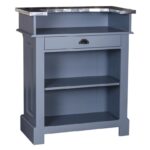 Landelijke bar met twee open vakken en een lade voor opbergruimte. Gemaakt van massief eiken hout in de kleur blauw met een donker ijzer blad . Het meubel kan op verschillende manieren geverfd worden in verschillende kleuren en kan op maat gemaakt worden. Villa Laura