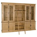 Landelijke buffetkast met deuren, open vakken en een trap voor opbergruimte. De kast heeft aan beide kanten onder 2 kleine deurtjes en boven 2 lange deuren met glas. In het midden zitten open vakken met planken en een trap. Gemaakt van massief eiken hout in de kleur naturel. Het meubel kan op verschillende manieren geverfd worden in verschillende kleuren en kan op maat gemaakt worden. Villa Laura