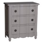 Brocante Ladekastje met drie lades onder elkaar voor opbergruimte. Gemaakt van massief eiken hout in de kleur grijs, taupe. Het meubel kan op verschillende manieren geverfd worden in verschillende kleuren en kan op maat gemaakt worden. Villa Laura