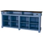 Landelijke bar met acht grote open vakken en twee lades voor opbergruimte. Gemaakt van massief eiken hout in de kleur blauw met een donker eiken blad. Het meubel kan op verschillende manieren geverfd worden in verschillende kleuren en kan op maat gemaakt worden. Villa Laura