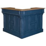 Landelijke, klassieke, extravagante hoekbar met open vakken en lades voor opbergruimte. Gemaakt van massief eiken hout in de kleur blauw met een naturel blad. Het meubel kan op verschillende manieren geverfd worden in verschillende kleuren en kan op maat gemaakt worden. Villa Laura