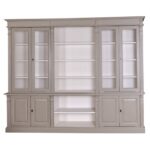 XXL groot, breedt en hoge landelijkeklassieke buffetkast boekenkst met ornamenten. Het heeft open vakken en deuren. Gemaakt van massief eiken hout in de kleur beige, zand, grijs met witte binnenkant. Het meubel kan op verschillende manieren geverfd worden in verschillende kleuren en kan op maat gemaakt worden. Villa Laura