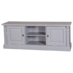 Landelijk tv meubel met twee deuren en twee open vakken. Gemaakt van massief eiken hout in de kleur licht grijs. Het meubel kan op verschillende manieren geverfd worden in verschillende kleuren en kan op maat gemaakt worden. Villa Laura