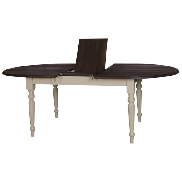 Landelijk ovale uitschuifbare eettafel met vier sierlijke poten. Gemaakt van massief eiken hout in de kleur taupe met donker eiken blad. Het meubel kan op verschillende manieren geverfd worden in verschillende kleuren en kan op maat gemaakt worden. Villa Laura