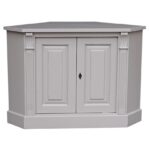 Landelijke hoekkast met twee deuren. Gemaakt van massief eiken hout in de kleur grijs, zand, beige, taupe. Het meubel kan op verschillende manieren geverfd worden in verschillende kleuren en kan op maat gemaakt worden. Villa Laura