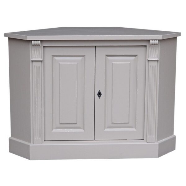 Landelijke hoekkast met twee deuren. Gemaakt van massief eiken hout in de kleur grijs, zand, beige, taupe. Het meubel kan op verschillende manieren geverfd worden in verschillende kleuren en kan op maat gemaakt worden. Villa Laura