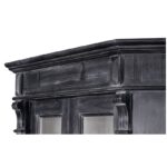 Landelijke hoekkast met onder twee deuren en boven twee hoge deuren met glas. Gemaakt van massief eiken hout in de kleur zwart met een witte binnenkant. Het meubel kan op verschillende manieren geverfd worden in verschillende kleuren en kan op maat gemaakt worden. Villa Laura
