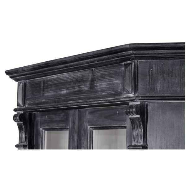 Landelijke hoekkast met onder twee deuren en boven twee hoge deuren met glas. Gemaakt van massief eiken hout in de kleur zwart met een witte binnenkant. Het meubel kan op verschillende manieren geverfd worden in verschillende kleuren en kan op maat gemaakt worden. Villa Laura